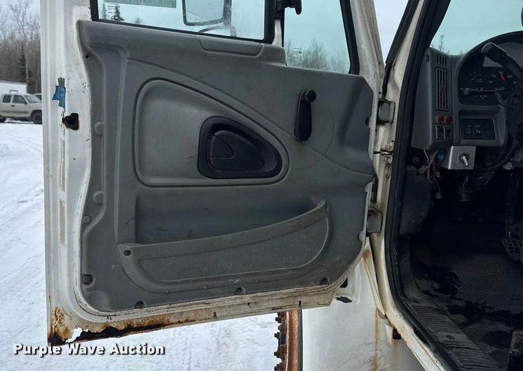 image for item EA2142 2002 International 4400 tank truck