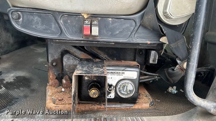 image for item EA2142 2002 International 4400 tank truck