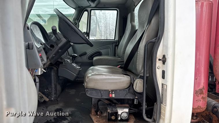 image for item EA2142 2002 International 4400 tank truck