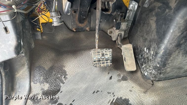 image for item EA2142 2002 International 4400 tank truck