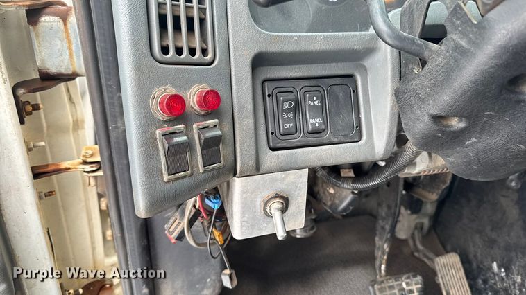 image for item EA2142 2002 International 4400 tank truck