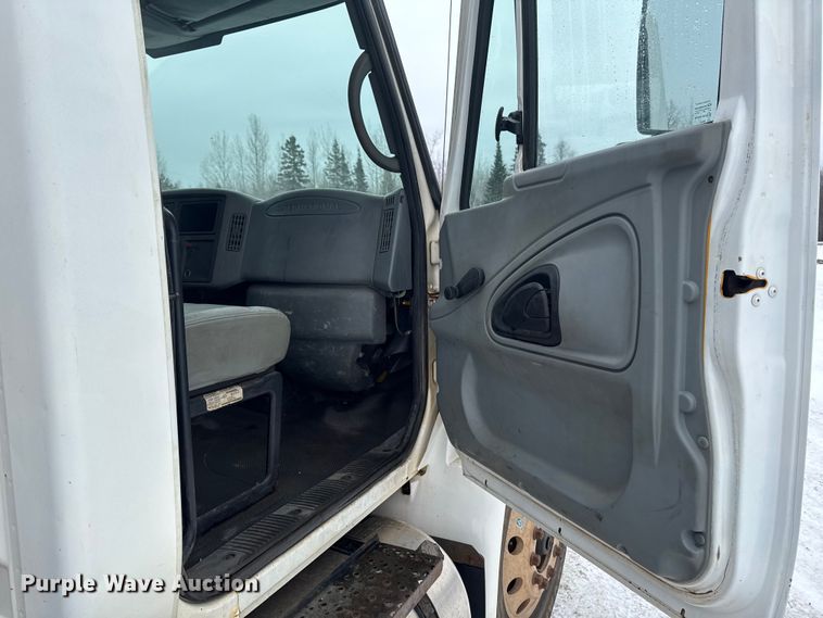 image for item EA2142 2002 International 4400 tank truck