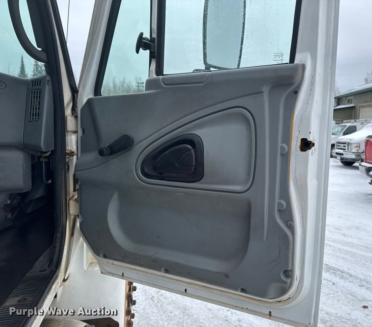 image for item EA2142 2002 International 4400 tank truck