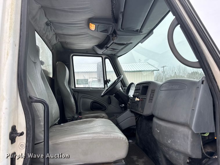 image for item EA2142 2002 International 4400 tank truck