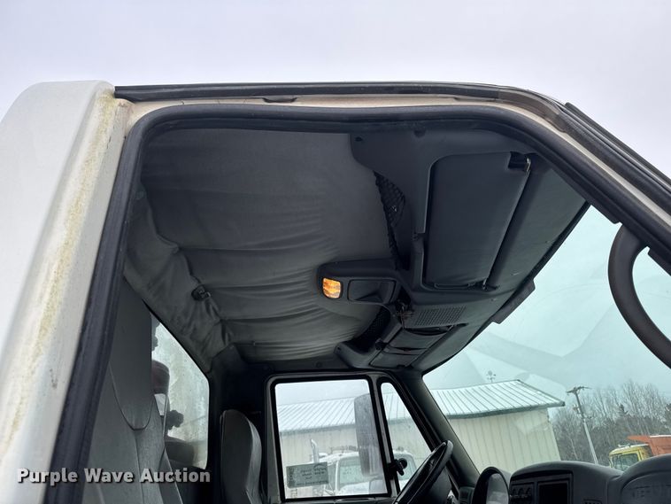 image for item EA2142 2002 International 4400 tank truck