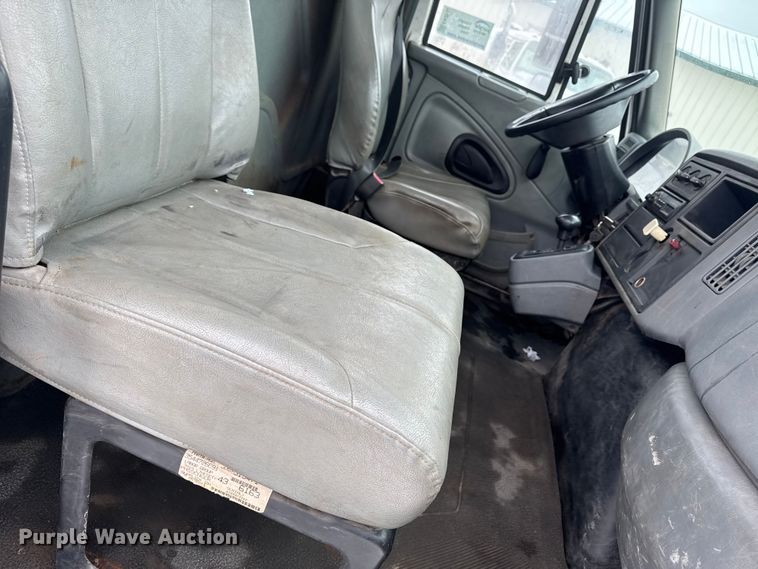 image for item EA2142 2002 International 4400 tank truck