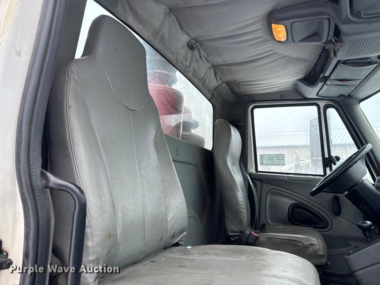 image for item EA2142 2002 International 4400 tank truck