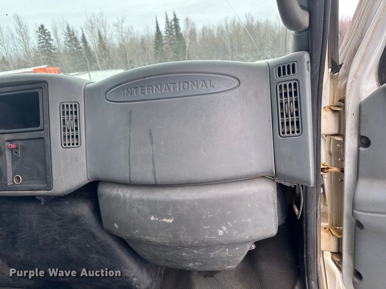 image for item EA2142 2002 International 4400 tank truck