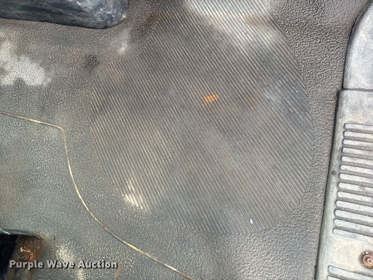 image for item EA2142 2002 International 4400 tank truck