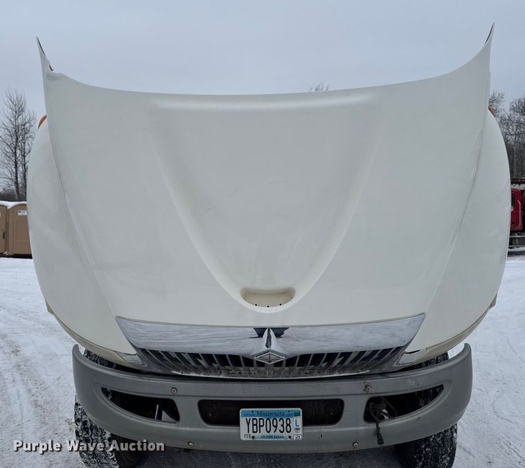 image for item EA2142 2002 International 4400 tank truck