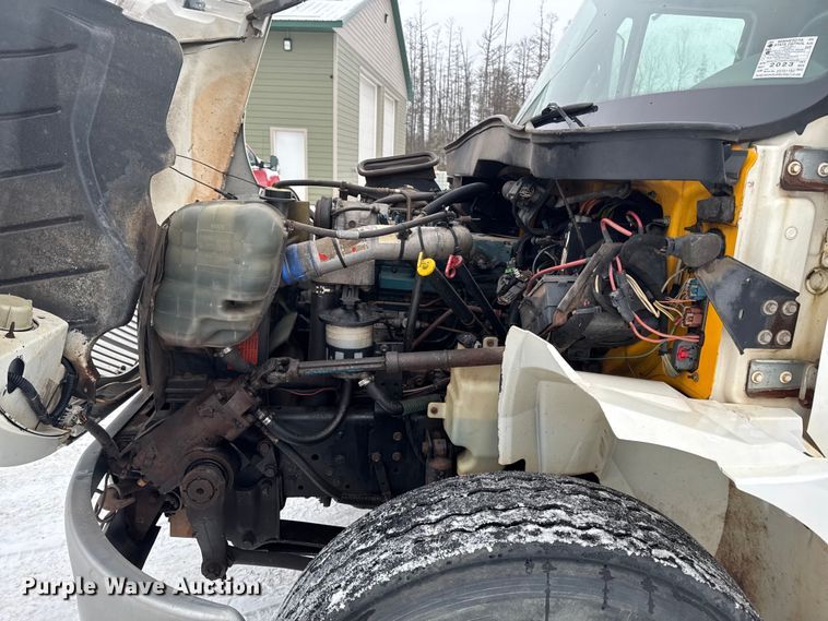 image for item EA2142 2002 International 4400 tank truck