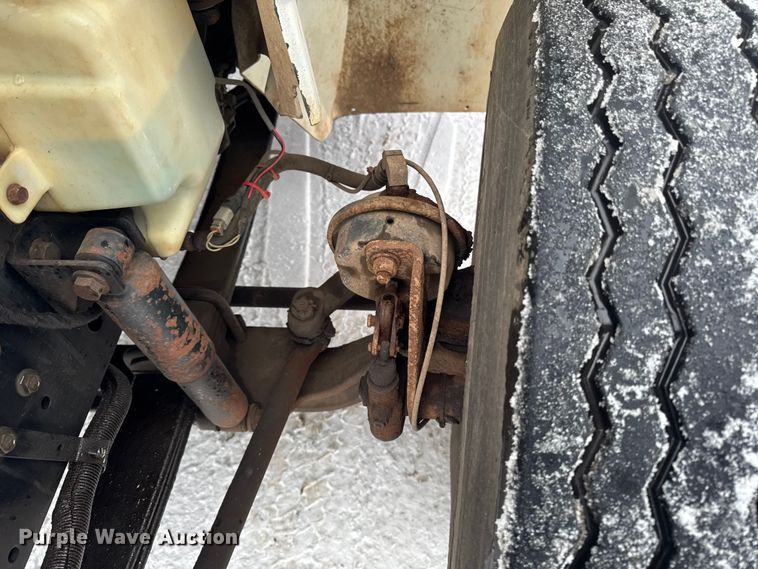 image for item EA2142 2002 International 4400 tank truck