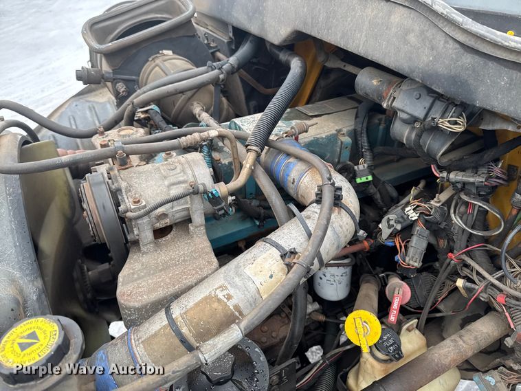 image for item EA2142 2002 International 4400 tank truck