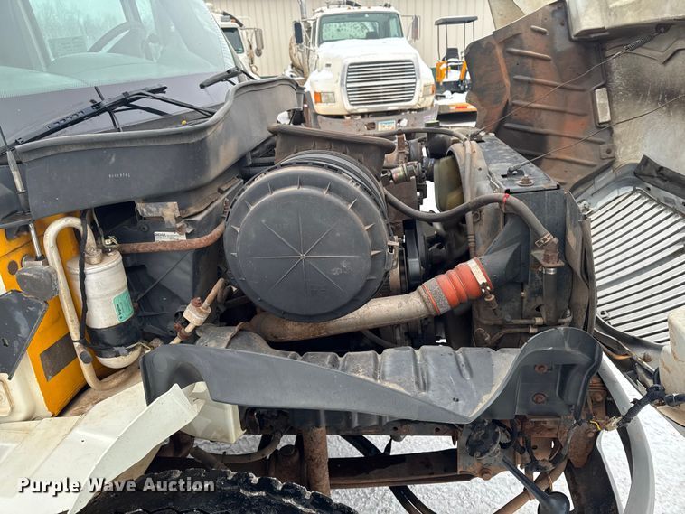 image for item EA2142 2002 International 4400 tank truck