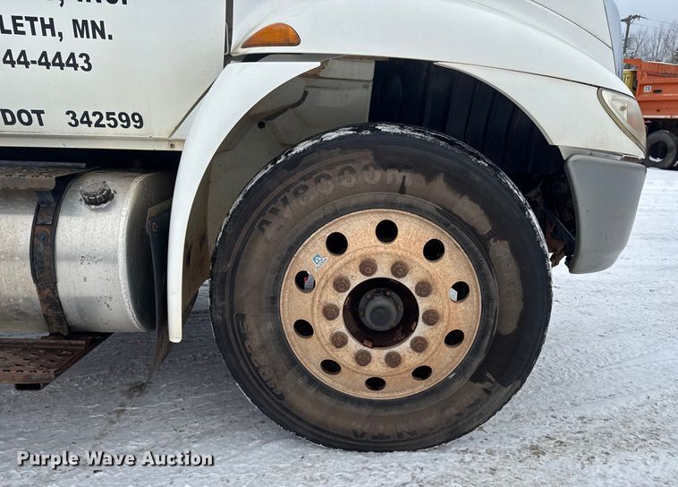 image for item EA2142 2002 International 4400 tank truck