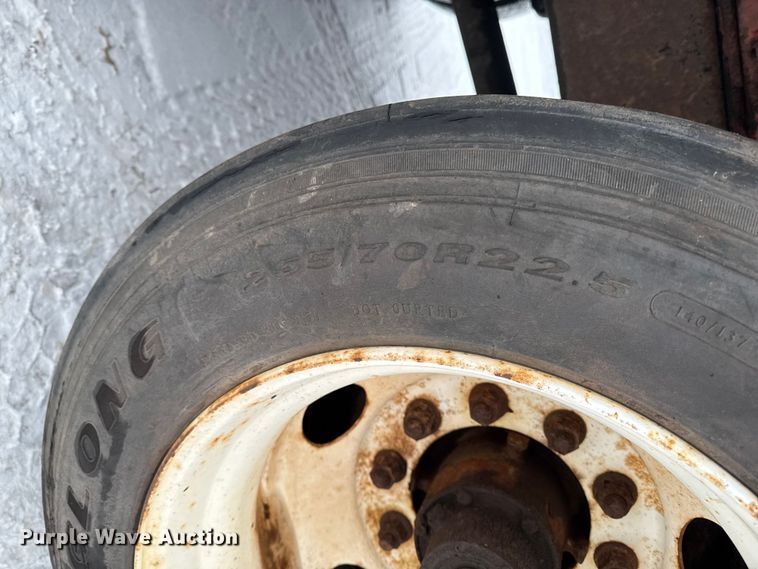 image for item EA2142 2002 International 4400 tank truck