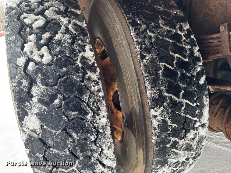 image for item EA2142 2002 International 4400 tank truck