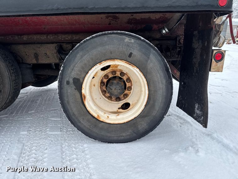 image for item EA2142 2002 International 4400 tank truck