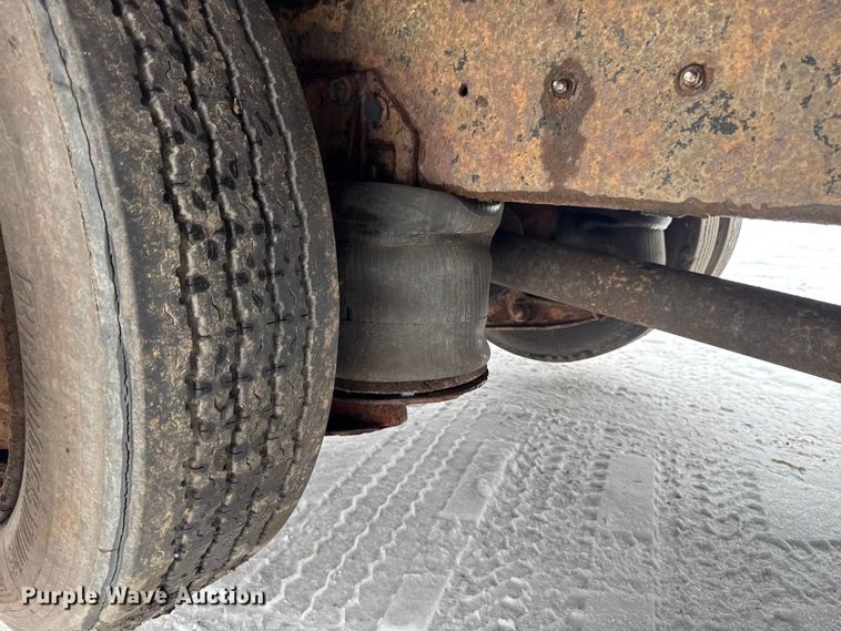 image for item EA2142 2002 International 4400 tank truck