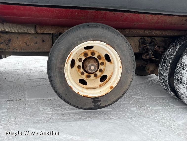 image for item EA2142 2002 International 4400 tank truck