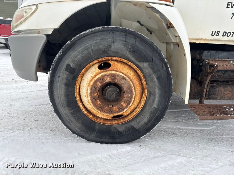 image for item EA2142 2002 International 4400 tank truck