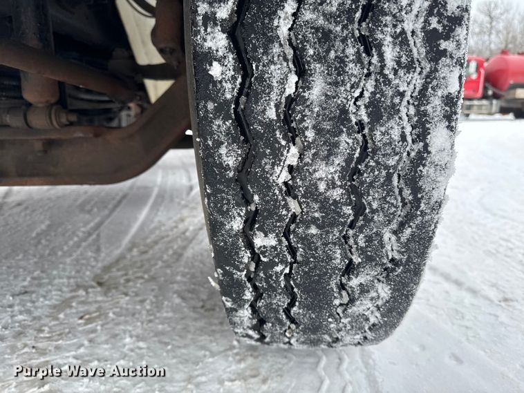 image for item EA2142 2002 International 4400 tank truck