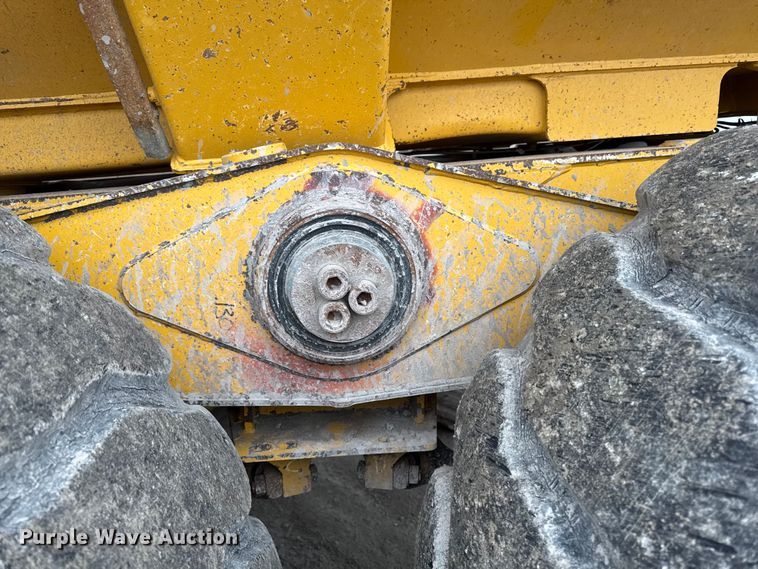 image for item EA2160 2011 John Deere 400D Series II articulated haul truck