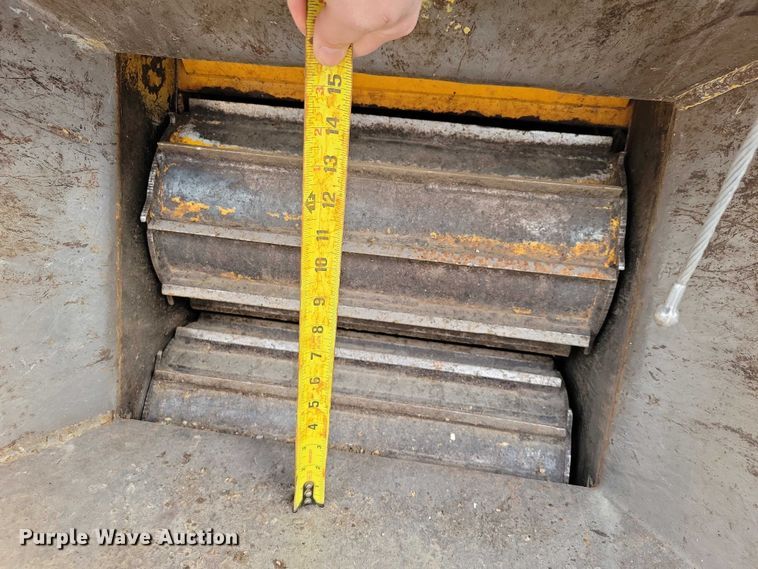 image for item EA2784 2005 Bandit Intimidator 1290H wood chipper