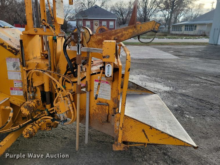 image for item EA2784 2005 Bandit Intimidator 1290H wood chipper