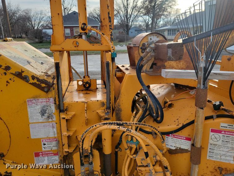 image for item EA2784 2005 Bandit Intimidator 1290H wood chipper