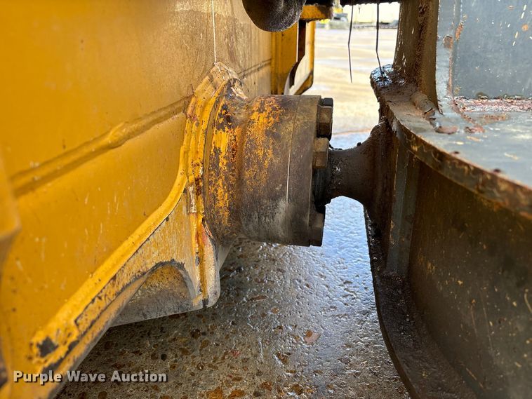 image for item EA7121 2015 John Deere 650K LGP dozer