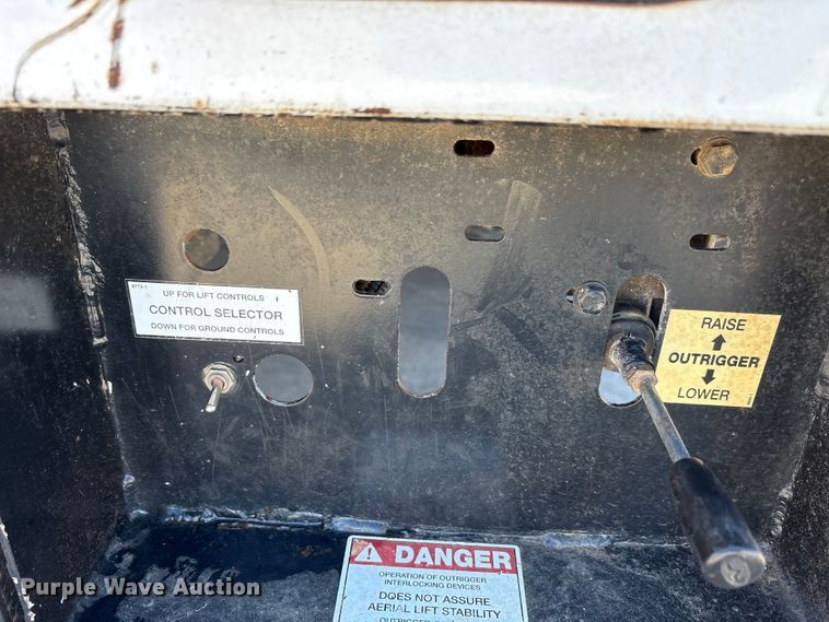 image for item EA7822 2017 Ford F550 Super Duty bucket truck