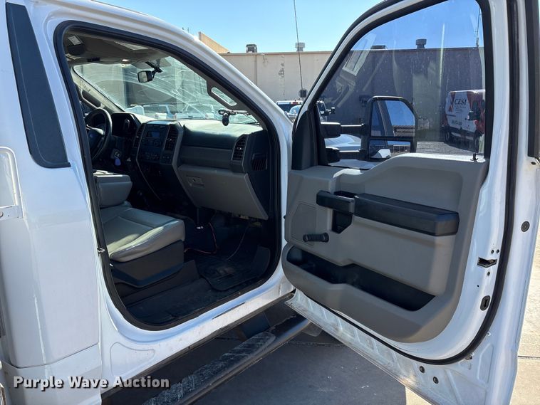 image for item EA7822 2017 Ford F550 Super Duty bucket truck