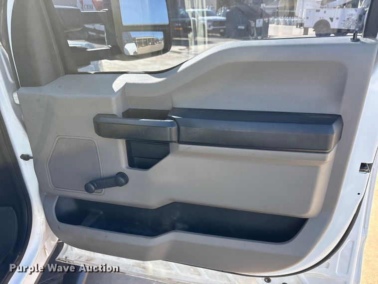 image for item EA7822 2017 Ford F550 Super Duty bucket truck