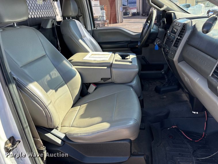 image for item EA7822 2017 Ford F550 Super Duty bucket truck