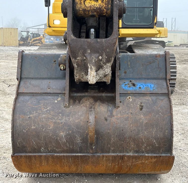 image for item EA7851 2017 Komatsu PC490LC-11 excavator