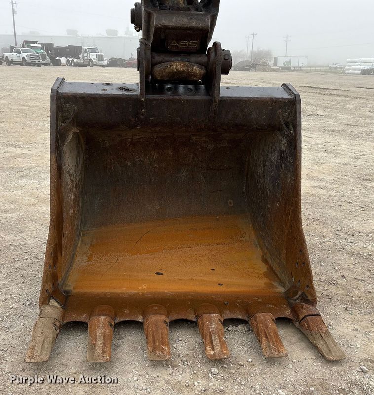 image for item EA7851 2017 Komatsu PC490LC-11 excavator