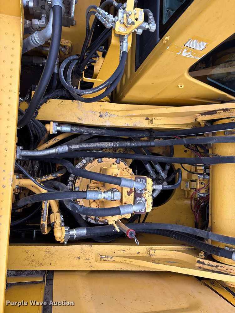 image for item EA7851 2017 Komatsu PC490LC-11 excavator