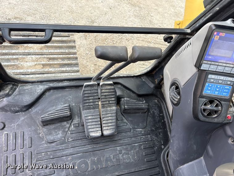 image for item EA7851 2017 Komatsu PC490LC-11 excavator