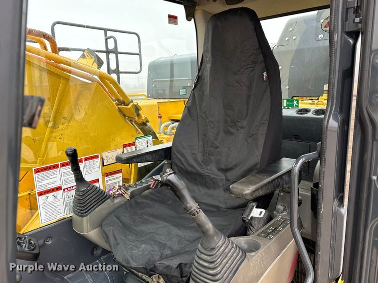 image for item EA7851 2017 Komatsu PC490LC-11 excavator