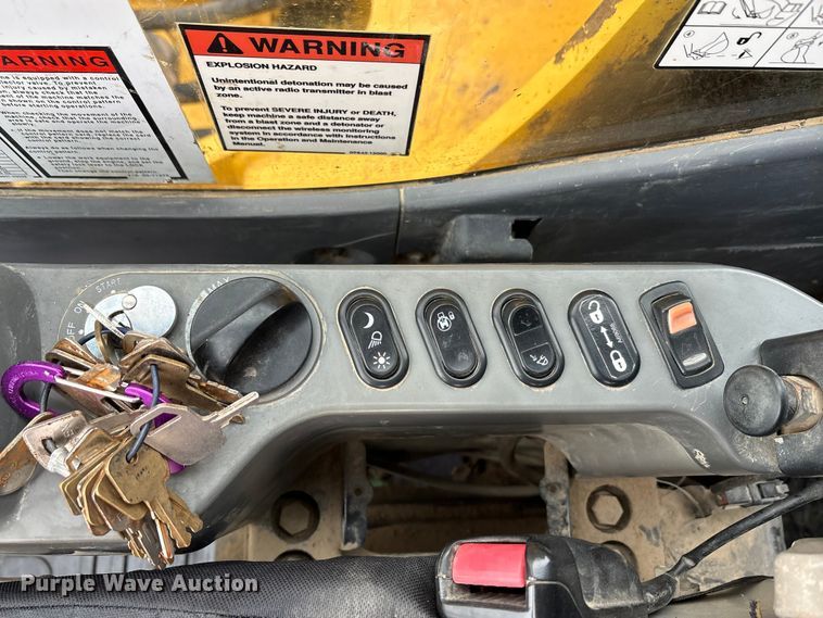 image for item EA7851 2017 Komatsu PC490LC-11 excavator