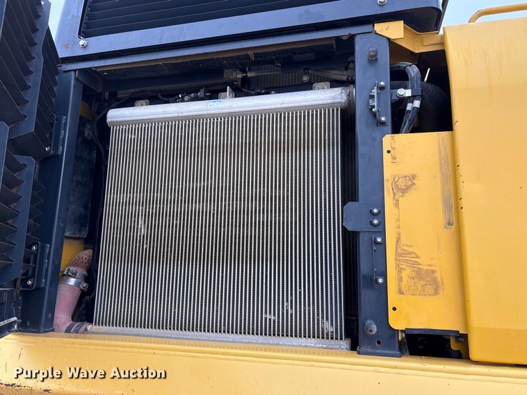 image for item EA7851 2017 Komatsu PC490LC-11 excavator