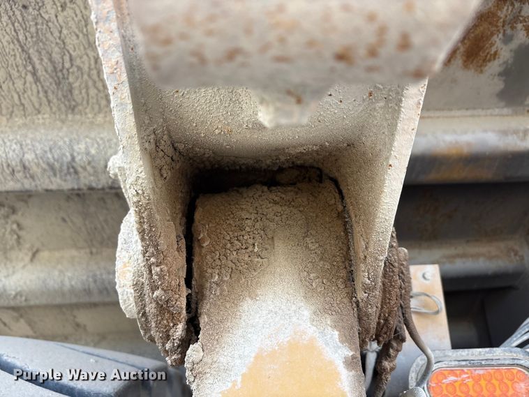 image for item EA7869 1997 Caterpillar 775D haul truck