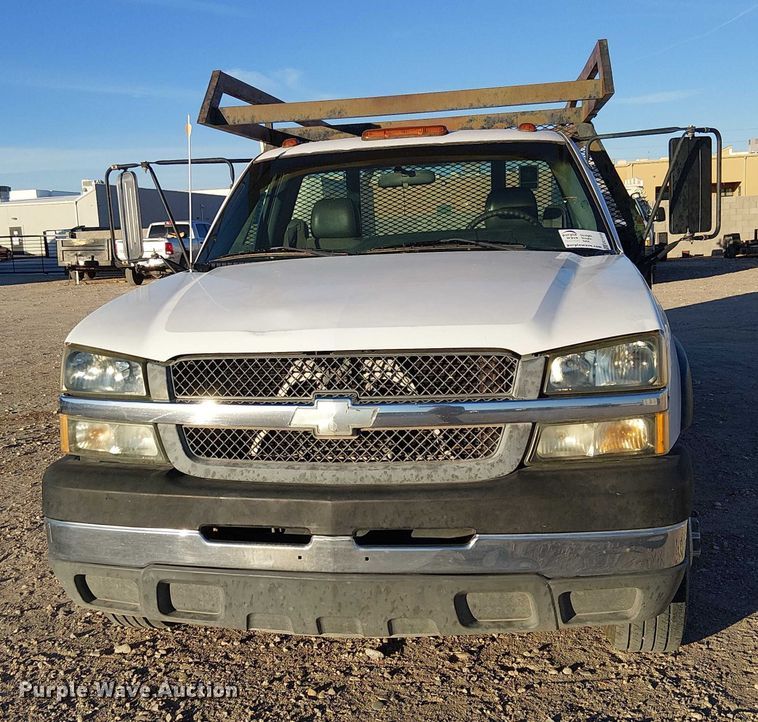 image for item EC1318 2004 Chevrolet Silverado 3500 flatbed pickup truck