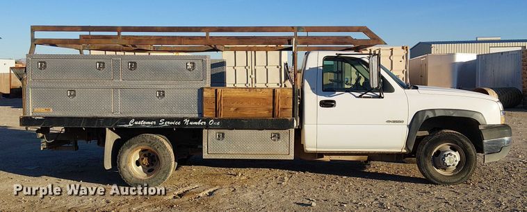 image for item EC1318 2004 Chevrolet Silverado 3500 flatbed pickup truck