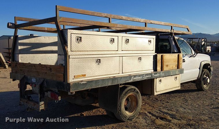 image for item EC1318 2004 Chevrolet Silverado 3500 flatbed pickup truck