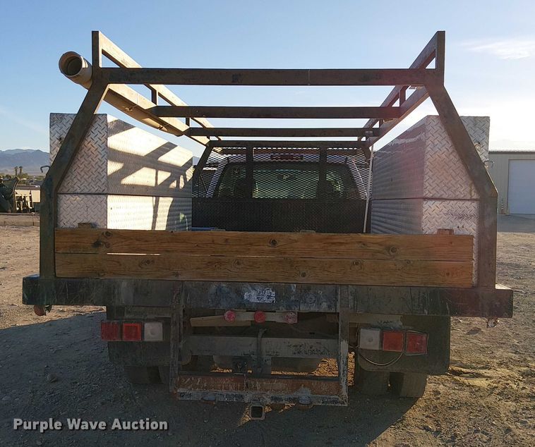 image for item EC1318 2004 Chevrolet Silverado 3500 flatbed pickup truck