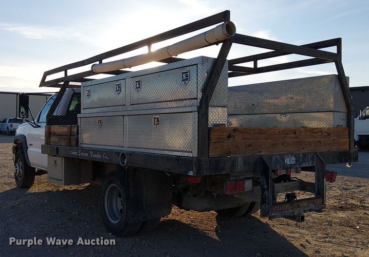 image for item EC1318 2004 Chevrolet Silverado 3500 flatbed pickup truck