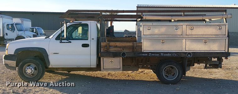 image for item EC1318 2004 Chevrolet Silverado 3500 flatbed pickup truck