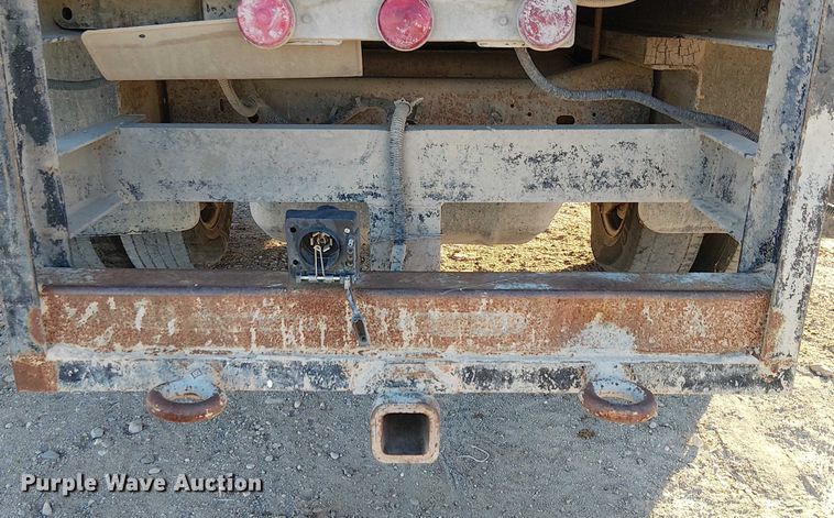 image for item EC1318 2004 Chevrolet Silverado 3500 flatbed pickup truck